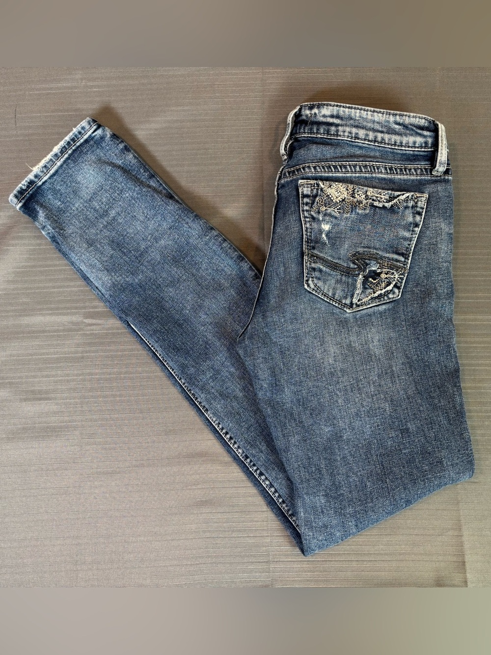 Silver Jeans Co. Suki Slim Jeans Women’s W28 L33 Light Wash Distressed Denum